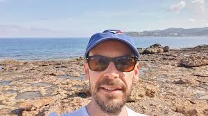 He is well into his first set and is sounding brilliant. There is a  talented photographer