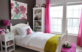 غرف نوم لون ابيض وزهري