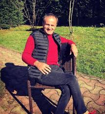 12 mayıs 1972 tarihinde trabzon'da dünyaya gözlerini açan cimilli i̇bo, aslen ise rizeli olan bir sanatçıdır.gerçek ismi i̇brahim özer olan sanatçı, hem yaptığı espirilerle. Cimilli Ibo Kimdir Kac Yasinda Nereli Gercek Adi Nedir Iste Merak Edilenler