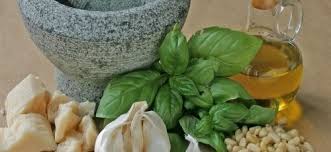 Maritate sau in cautarea marii iubiri, fetele vor sa stie ce le rezerva soarta si nu uita de acest obicei stravechi. Tot Ce Trebuie Sa Stii Despre Busuioc