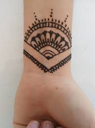 Simple Wrist Tattoo In 2020 Henna Tattoo Hand Wrist Henna Small Henna