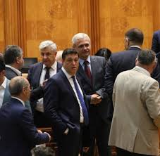 Rezervele de aur ale româniei au fost la sfârșitul lunii februarie de 103,7 tone, valoarea acestora fiind estimată de către banca națională a româniei (bnr) la 4,435 miliarde de euro. Proiectul De Lege Privind Repatrierea Rezervei De Aur A Romaniei A Fost Adoptat In Senat Subiectul A Generat Un Intreg Scandal Politic