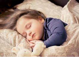 Persoanele care dorm 9 sau mai multe ore pe noapte au o rată mai mare de deces decât cei care dorm între 7 și 8 ore pe noapte. Somnul BebeluÈ™ului De Ce Copiii AlÄƒptaÈ›i Se Trezesc Mai Des Dar Mamele Lor Dorm Mai Bine Concurs È™i Blondele Gandesc