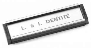 Permet de synchroniser l'affichage du nom sur la boîte aux lettres . Porte Etiquette Pvc 28x93 Mm Fixation A Visser Ou Adhesif Blanc