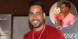 To date, he's signed several latin artists including mozart la para, victoria la mala, and karen rodriguez, among others. Romeo Santos Le Canta A Su Bebe Y Enternece A Todos