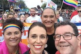 Nuova Zelanda, la premier Jacinda Ardern al Pride di Auckland