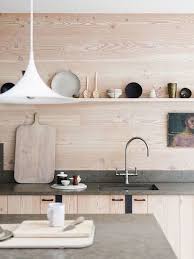 Si la cocina es pequeña elige también muebles blancos o colores claros, de esta manera conseguirás una cocina con encanto y llena de luz, que se verá mucho más espaciosa. Cocinas De Madera 2021 2020 De 80 Fotos Y Tendencias