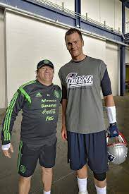 Tom brady tiene el signo zodiacal leo y él tiene ahora 43 años de edad. Miguel Herrera On Twitter El Me Pidio Una Foto No Se Quien Es Ni Si A Ganado Algo Pero Le Hice El Dia Al Chavo Http T Co Jtr7z8qhuh