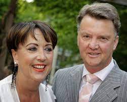 Op deze pagina treft u een globaal overzicht van bekende nederlanders. Louis Van Gaal Trouwt In Portugal Het Parool