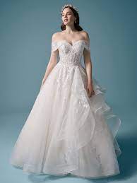 Sottero & midgley spielen in ihrer kollektion für herbst/winter 2018 & 2019 mit eleganten schnitten und edlen details, die alle blicke auf sich ziehen. Maggie Sottero Braut Lounge Wiesbaden