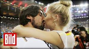 Und das, obwohl die beiden eigentlich heiraten wollten. Lena Gercke Und Sami Khedira Sein Erster Auftritt Nach Trennung Kind Real Madrid Wm Youtube