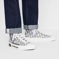 Designer kim jones' first dior homme sneaker collection includes the dior b23 high 'dior oblique' shoe which debuted at paris fashion week in december 2018. B23 High Top Dior Oblique Canvas In Weiss Und Schwarz Schuhe Herrenmode Dior