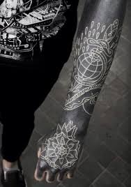 White Over Black Tatuagem Blackout Tatuagem Na Mao Tatuagens