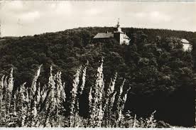 The burg schnellenberg's leisure facilities include a finnish sauna, spa showers and a fitness area. Fernansicht Auf Die Burg Schnellenberg Attendorn Ansichtskarten Lexikon