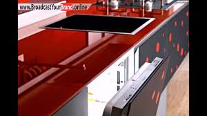 Arbeitsplatten sind der waagerechte abschluss einer einbauküche und sie verbinden die küchenschränke und standgeräte. Rote Glas Arbeitsplatte Valcucine Italien Moderne Kuche Youtube