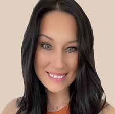 Ashley Elms's Instagram, Twitter & Facebook