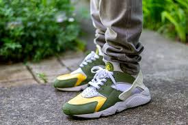 Paul covers an in depth review on his favorite (and not so favorite) running sandals. Nike Air Huarache Stussy Review