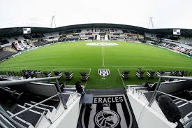 Als mascotte heeft sinds 2008 voetbalclub go ahead eagles uit deventer de amerikaanse zeearend met de naam harley, die voor elke thuiswedstrijd in de adelaarshorst rondvliegt. Wedstrijd Go Ahead Eagles Telstar In Het Stadion Van Heracles Heracles Tubantia Nl