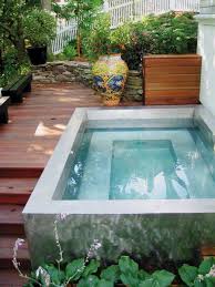 Belebende Gartengestaltung Mit Kleinem Tauchbecken Zum Entspannen Belebende D Belebende Entspan In 2020 Small Backyard Pools Small Backyard Design Backyard Pool