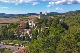 Qualsiasi asciano casole d'elsa castiglione d'orcia chianciano terme gaiole in chianti montepulciano monticiano murlo radda in chianti rapolano terme san casciano dei bagni san gimignano san quirico d'orcia sarteano. La Magnifica San Casciano Dei Bagni Storia Natura E Bellissimi Casali