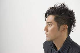 白髪のあなたが想像できる 本木雅弘が当時17歳の妻に贈ったプロポーズが素敵 メンズヘアカット メンズ ヘアスタイル 髪型 メンズ