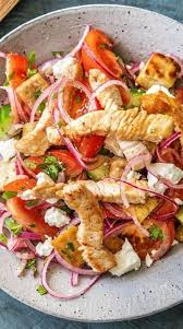 Hahnchenbrust Auf Griechischem Salat Mit Hirtenkase Und Knusprigen Fladenbrotwurfeln Rezept Griechischer Salat Griechischer Salat Rezept Und Essen Kochen