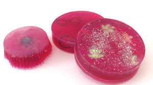 Deswegen solltest du dich vor der seifenherstellung genau informieren und nicht einfach mit der natronlauge experimentieren. Seife Selber Machen Deutsch Diy Anleitung Rezept Fur Seife Soap Glitzer Pink Youtube