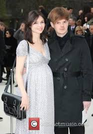 The murder on the dancefloor singer, 39, confirmed the happy news on instagram, giving her 104k followers the first glimpse at their little one. Sophie Ellis Bextor Sophie Ellis Bextor Welcomes Third Son Contactmusic Com