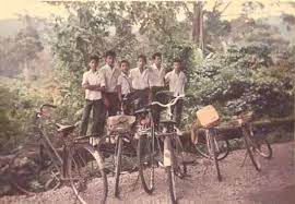 Kami mempunyai koleksi basikal dari kecil hingga. Dulu Dulu Ke Sekolah Naik Basikal Je Viral Media Johor Facebook