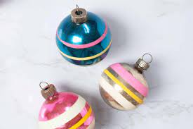 You don't have to head to an antique store or win an ebay auction to get these adorable vintage christmas signs. How Much Are Old Glass Christmas Ornaments Worth