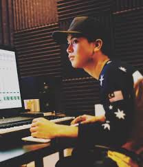 Bakat adik haqiem mula menonjol apabila dia berusia 5 tahun. Biodata Lengkap Haqiem Rusli Penyanyi Kacak Berbakat Besar Nadhie Wueen