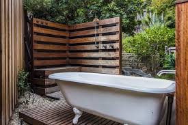 Bahkan bila kamar mandi di dalam kamarmu berukuran kecil dan ingin mengubahnya menjadi lebih mewah dan nyaman bukan hal mustahil, lho. Inspirasi Desain Kamar Mandi Terbuka A La Hotel Mewah