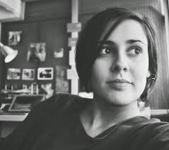 La rebelión consiste en mirar una rosa hasta pulverizarse los ojos.  Alejandra Pizarnik.: 2014