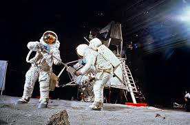 Buzz aldrin, michael collins, neil armstrong and others. Kenapa Mayoritas Orang Rusia Tak Percaya Astronaut Amerika Mendarat Di Bulan Russia Beyond