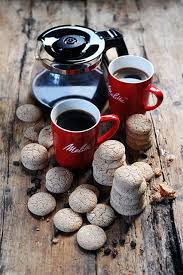 Les Plus Simples Des Macarons En Trois Ingredients Parce Qu Avec Le Cafe Macaron Recettes Sucrees Recette Biscuit