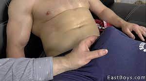 Muscular Guy Gets Handjob - XVIDEOS.COM