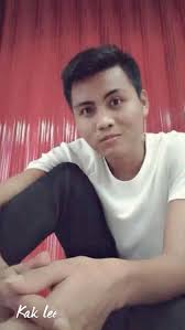 cowok keren senyum manis