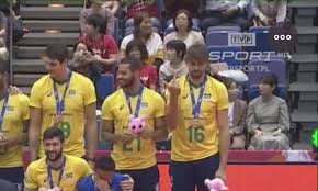 A cena acontece com frequência nos jogos do taubaté, pela superliga brasileira de vôlei, e deve se repetir durante os jogos olímpicos de tóquio: Fivb Investiga Gesto Obsceno De Lucao Em Podio Da Copa Do Mundo De Volei Surto Olimpico