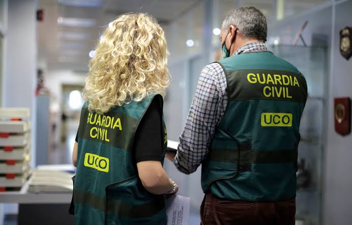 La Guardia Civil interviene más de 250.000 euros en efectivo y relojes de  alta gama a la trama de Hidrocarburos | España