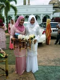 Pengacara ally iskandar mohd mardzi melangsungkan pernikahan dengan wanita dikenali sebagai dalam pada itu, rizman telah menyerahkan mas kahwin rm300 dan sebentuk cincin, namun jumlah. Gambar Majlis Pernikahan Ally Iskandar Dan Farah Lee Hazmin Hamudin