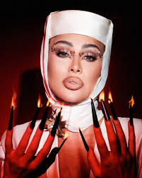 شاركت #مايا_دياب صورا عبر حسابها بإنستغرام من أحدث جلسة تصوير لها حيث ظهرت  بلوك خارج عن المألوف بتصميم أبيض من مجموعة الأزياء الراقية لعام 2025 للمصمم  المصري أحمد الفزايري. واعتمدت مكياج بارزا