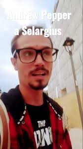 Andrew Pepper in giro per Selargius.