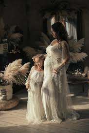 Beige abendkleid tüll für die hochzeit goldene punkte mutter und tochter. Katharina Hakaj Couture Pearl Mutter Tochter Kleider Fur Fotoshooting