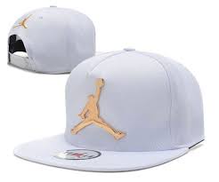 Brand New 2015 Jordan Snapback White With Metal Gold Logo And Gold Stitching Acessorios Masculinos Bone Feminino Bone Feminino Tumblr