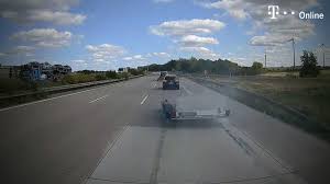 Aktuelle news zu unfällen auf der a2: Horror Unfall Auf Der A2 Anhanger Lost Sich Bei Voller Fahrt Video
