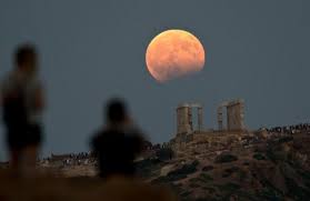 Η έκλειψη σελήνης είναι μια περίοδος για ξεκινήματα, καταλήξεις, έκθεση και μια σεληνιακή έκλειψη είναι μια υπερφορτισμένη πανσέληνος. Mazi Kalokairinh Panselhnos Kai Merikh Ekleipsh Selhnhs Pote 8a Einai Orato To Fainomeno Lifo