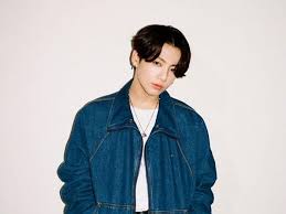 Sekalinya anda menumbuhkan rambut bagian depan sampai panjangnya 3 inci, anda mulai bisa walaupun begitu gaya rambut ini tidak cocok digunakan oleh pria yang garis rambutnya. Dunia Faisol Model Rambut Pria Korea Hits Terbaru 2021