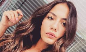 She is currently playing the lead role zeynep in doğduğun ev kaderindir (my home my destiny) opposite i̇brahim çelikkol. Demet Ozdemir In Tirnaklarini Gordunuz Mu