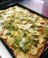 E' importante aggiungere acqua fino a quando la consistenza sarà la stessa del pomodoro che si usa normalmente per la pizza, aggiustare di sale quanto basta. Pizza In Teglia Con Patate Pesto E Parmigiano Picture Of Ristorante Al Gallo Oderzo Tripadvisor