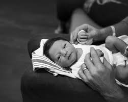 Photographer captures childbirth in hospital parking lot